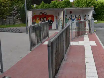 Diese Bushaltestelle an der Grundschule Burhave ist im vergangenen Jahr barrierefrei ausgebaut worden.