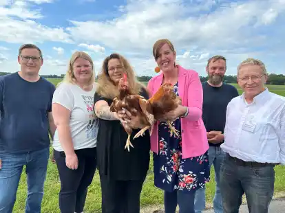 Kooperieren (von links): Thomas und Kristin Meerjans, Anika Wehrmann (Ehrenamtliche), Koordinatorin Martina Kramer, Jan Wreesmann (Gut Altenoythe) und Walter Hu&szlig;mann (Ehrenamtlicher).
