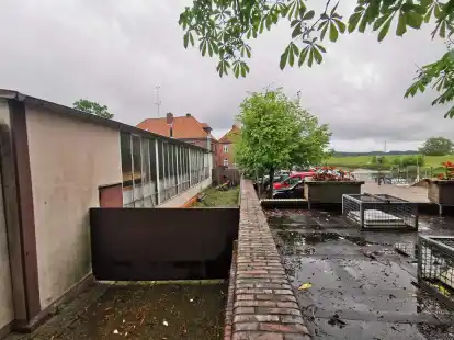 Das Grundst&uuml;ck liegt direkt am Alten Hafen (rechts)