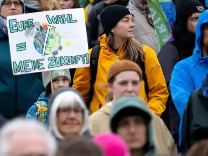 &laquo;Eure Wahl = Meine Zukunft&raquo;: Demonstrierende auf dem K&ouml;nigsplatz in M&uuml;nchen.