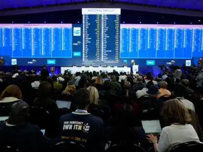 Medienvertreter aus aller Welt verfolgen die neuesten Wahlergebnisse im Results Operation Centre (ROC).