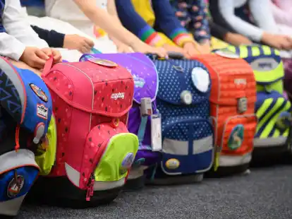 Auf ihren ersten Schulranzen sind Kinder ganz besonders stolz. Doch f&uuml;r Eltern ist das eine kostspielige Angelegenheit.