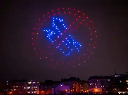 B&ouml;llern muss nicht sein - es gibt Alternativen. Dieses Symbol brachte die Deutsche Umwelthilfe mit Drohnen an den Himmel.