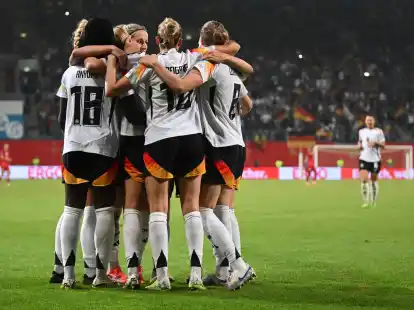 Deutschlands Spielerinnen jubeln über den Treffer zum 2:1.