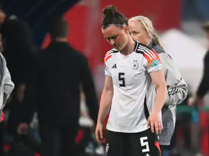 Deutschlands Marina Hegering verlässt nach einer Verletzung das Spielfeld.