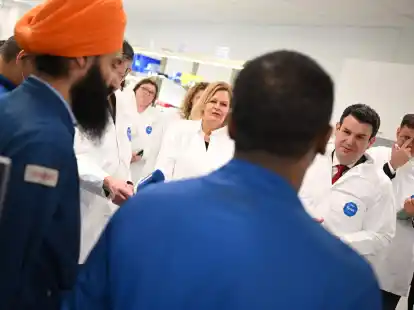 Ziel der Reise von Nancy Faeser (SPD, M) und Hubertus Heil (SPD, 2.v.r.) nach Kanada waren Gespr&auml;che zu Methoden zur Gewinnung ausl&auml;ndischer Fachkr&auml;fte.