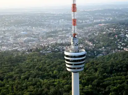H&ouml;her hinaus geht es nirgendwo in Stuttgart: Der Fernsehturm bietet auf rund 150 Metern H&ouml;he eine Aussichtsplattform.