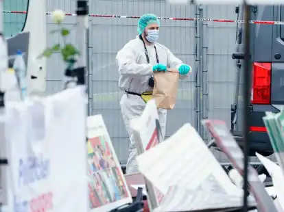 Bei einem Einsatz auf dem Mannheimer Marktplatz hat die Polizei einen Angreifer niedergeschossen. Der Mann wurde dabeiverletzt. Er hatte zuvor mehrere Menschen mit einem Messer angegriffen und verletzt.