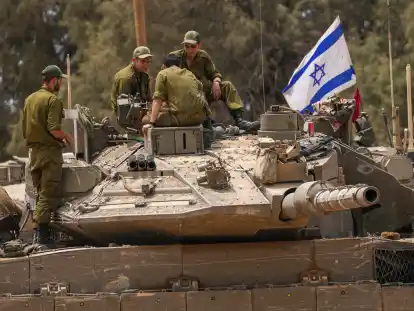 Symbolbild: Israelische Soldaten arbeiten an einem Panzer in der Nähe der Grenze zwischen Israel und Gaza, im Süden Israels. dpa