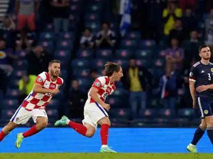 Kroatiens Luka Modric (M) feiert das 2:1.