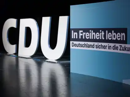 Blick auf die Bühne mit der Aufschrift «In Freiheit leben - Deutschland sicher in die Zukunft führen». Im Hintergrund steht ein CDU Schriftzug. Im Grundsatzprogramm mit dem Titel «In Freiheit leben. Deutschland sicher in die Zukunft führen» formuliert die CDU ihre Grundwerte und Ideen um sich als Partei zu erneuern. Die CDU ist Opfer einer Cyberattacke geworden.