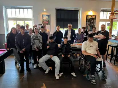 Sandes B&uuml;rgermeister Stephan Eiklenborg (hintere Reihe, f&uuml;nfter von rechts) sprach mit Jugendlichen bei Pizza &uuml;ber das Grundgesetz.