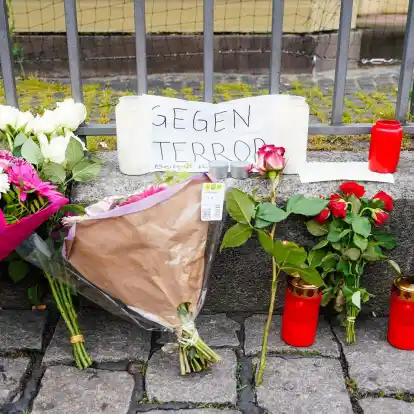 Kerzen, Blumen und ein Blatt Papier mit der Aufschrift «Gegen Terror» stehen am Tatort auf dem Mannheimer Marktplatz.