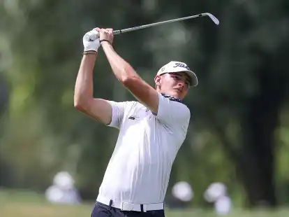Der Golfer Jannik de Bruyn spielt weiter um den Sieg mit.
