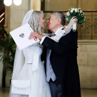 Unternehmer Richard Lugner küsst Simone Reiländer bei ihrer Trauung im Wiener Rathaus.