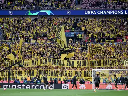 Fans von Borussia Dortmund halten vor dem Spiel ein Spruchband 
