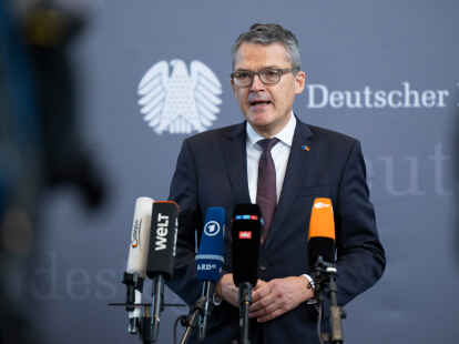 Roderich Kiesewetter (CDU), stellvertretender Vorsitzender des Parlamentarischen Kontrollgremiums, wurde bei einem Wahlkampfstand in Aalen attackiert und leicht verletzt.