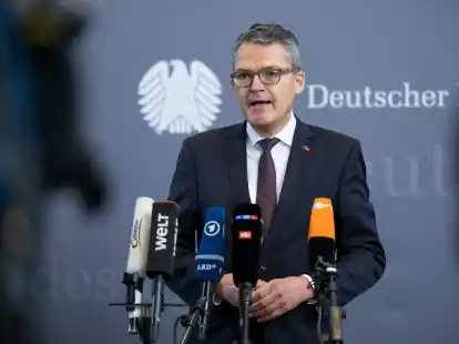 Roderich Kiesewetter (CDU), stellvertretender Vorsitzender des Parlamentarischen Kontrollgremiums, wurde bei einem Wahlkampfstand in Aalen attackiert und leicht verletzt.