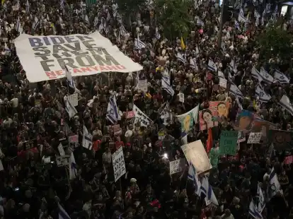 Protest gegen die Regierung des israelischen Premierministers Netanjahu in Tel Aviv. Die Demonstrierenden fordern einen Deal zur Freilassung der Geiseln.