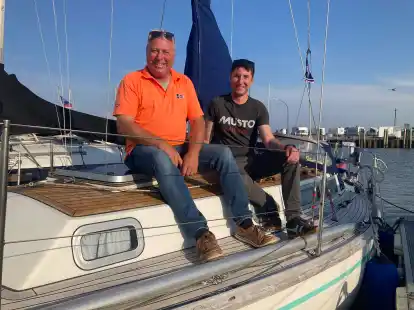 Der Vorsitzende der Segelkameradschaft Horumersiel, Heiko M&uuml;ller (li.) und Regattawart Alexander Euken, freuen sich &uuml;ber den guten Verlauf der 55. Horum-Regatta. Foto: Christoph Kiefer
