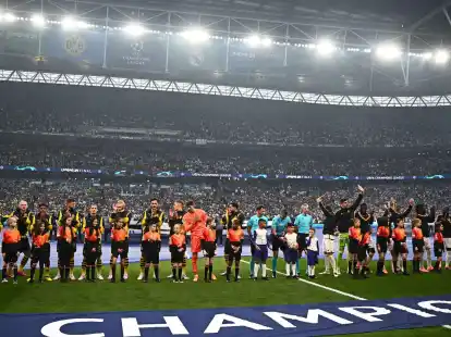 Beide Mannschaften stellen sich f&uuml;r das Finale auf. Am Ende gewinnt Real Madrid - mal wieder.