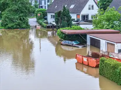 Ein Auto steht auf einer überfluteten Straße in Pfaffenhofen an der Ilm.