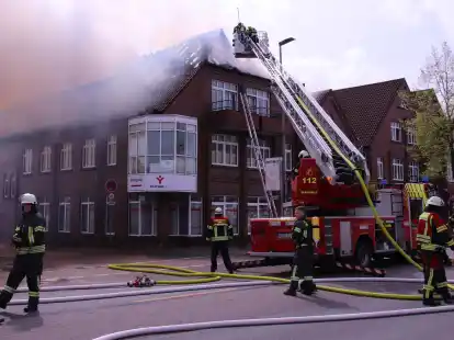 Beim  Brand des früheren Fehnhotels in Wiesmoor entstand ein Millionenschaden.