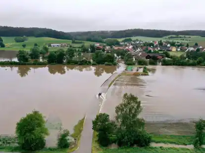 Übergetretene Ufer und überschwemmte Straßen im bayerischen Kammeltal - die Hochwasserlage im Süden Deutschlands hält an.