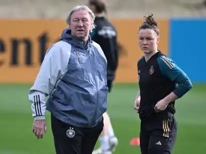 Die Mannschaft von Bundestrainer Hrubesch muss wohl vorerst auf Marina Hegering (r.) verzichten.