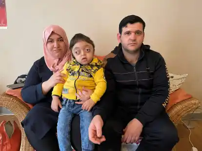 Der kleine Mohammed leidet am Crouzon-Syndrom – das Hirn hat zu wenig Platz aufgrund von verknöcherter Schädelnähte und deshalb treten die Augen hervor. Er ist mittlerweile taub, die Blindheit nimmt mit jedem Tag zu und er kann nur flüssig oder mit Brei ernährt werden. Seine Eltern leben seit 2022 mit ihm in Rysum.
