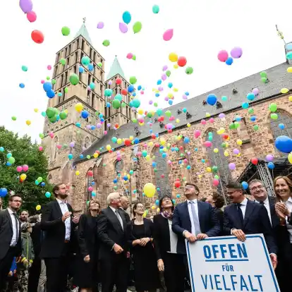 Bundespräsident Frank-Walter Steinmeier (M) lässt zusammen mit Gästen rund 500 Luftballons nach der Gedenkfeier in den Himmel vor der Martinskirche in Kassel steigen.
