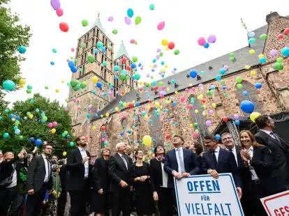 Bundespr&auml;sident Frank-Walter Steinmeier (M) l&auml;sst zusammen mit G&auml;sten rund 500 Luftballons nach der Gedenkfeier in den Himmel vor der Martinskirche in Kassel steigen.