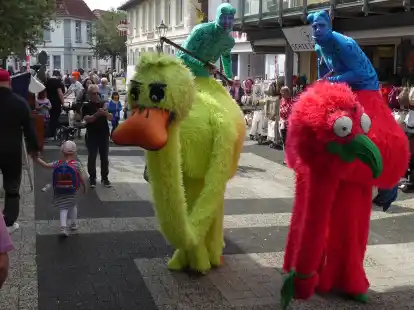 Schräge Vögel in der Esenser Fußgängerzone: Das Kleinkunstfestival 2024 hatte viele Gesichter.