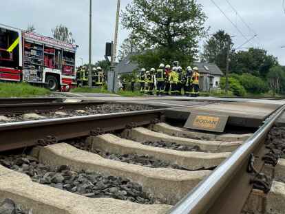 Ursachenforschung nach Kollision eines Zuges mit einem Gegenstand: Laut Polizei suchten die Feuerwehrleute von Rethorn aus mehr als 600 Meter Gleisstrecke ab.