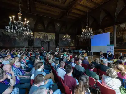 Katrin G&ouml;ring-Eckardt, Irme Stetter-Karp, Luisa Neubauer und Moderatorin Katharina Norpoth, sitzen auf dem Deutschen Katholikentag im Festsaal des Rathauses bei einer Podiumsdiskussion.