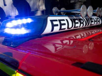Ein Einsatzfahrzeug der Feuerwehr mit eingeschaltetem Blaulicht. In Emsland ist es am Sonntagvormittag zu einem Brand in einem Einfamilienhaus gekommen.