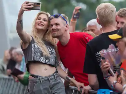 Ein Selfie mit dem Star: Marie Reim präsentierte sich am Samstag volksnah.