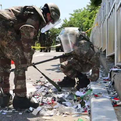 Südkoreanische Soldaten in Schutzkleidung untersuchen Müll aus einem aus Nordkorea entsandten Ballon.