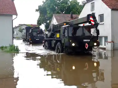In Reichertshofen sind Soldaten der Bundeswehr mit schweren Ger&auml;t im Hochwasser im Einsatz. Ein betr&auml;chtlicher Teil des Ortes steht unter Wasser. +++ dpa-Bildfunk +++