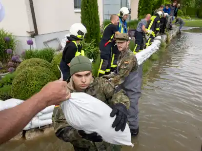 Soldaten der Bundeswehr errichten gemeinsam mit zivilen Feuerwehrkr&auml;ften eine Barriere aus Sands&auml;cken. Der Landkreis Dillingen bat die Bundeswehr um Unterst&uuml;tzung bei der Bek&auml;mpfung des Hochwassers. +++ dpa-Bildfunk +++