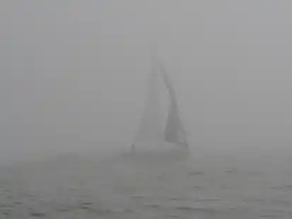 Dichter Seenebel behinderte die Sicht auf l&auml;ngere Strecken der Horum-Regatta am 1. Juni 2024 Kalle Klein