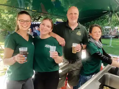 Frank Hensel vom Orga-Team des Sielfests mit (v.l.) Laura, Joline und Karen. Foto: Christoph Kiefer