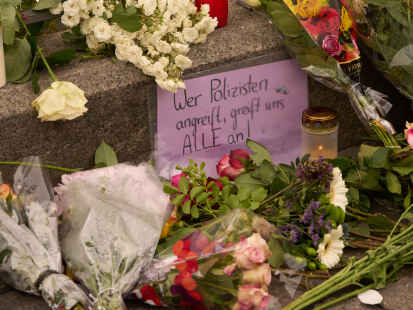 Nach der Messerattacke mit mehreren Verletzten in Mannheim erinnern Kerzen und Blumen an die Opfer. +++ dpa-Bildfunk +++