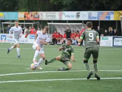 Zur Sache ging's zum Saisonabschluss im Wesermarsch-Derby der Bezirksliga zwischen dem SV Brake (in Wei&szlig;) und dem TSV Abbehausen.