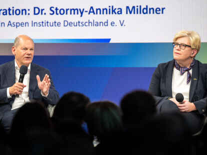 Bundeskanzler Olaf Scholz (SPD) und Ingrida Simonyte, Premierministerin von Litauen, nehmen an einer Podiumsdiskussion beim Ostdeutschen Wirtschaftsforum teil.