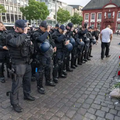 Polizisten trauern auf dem Mannheimer Marktplatz um ihren getöteten Kollegen.