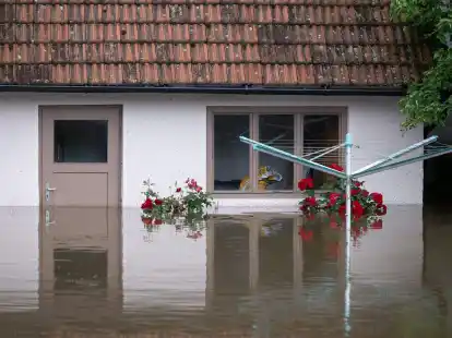 Heftiger Dauerregen hat in Bayern und Baden-Württemberg für Überschwemmungen teils extremen Ausmaßes gesorgt.