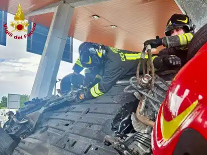 Ein Auto &uuml;berschlug sich und prallte gegen das Mauth&auml;uschen, das aus der Verankerung gerissen wurde.