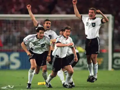Christian Ziege, Stefan Kuntz, Stefan Reuter und Thomas Strunz (v.l.) jubeln nach dem Sieg im Elfmeterschie&szlig;en bei der EM 1996.