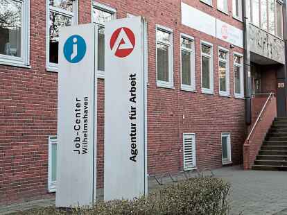 Betroffene beklagen eine monatelange Bearbeitungszeit von Anträgen im Jobcenter in Wilhelmshaven.